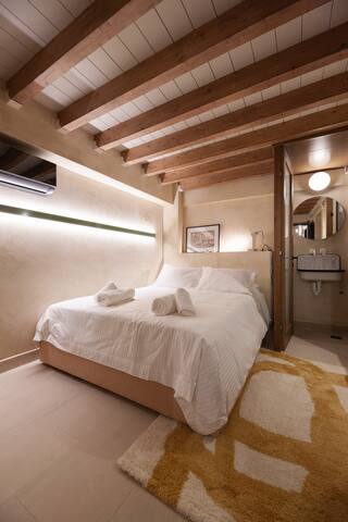 Elegant Luxury House in Plaka with Akropolis View gallery image 5