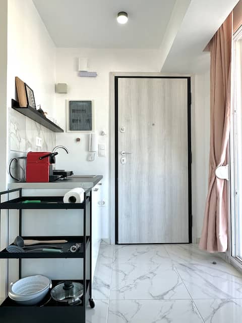 Popular Airbnb listing: Walk into Dream of Acropolis 4 in ΝΕΟΣ ΚΟΣΜΟΣ