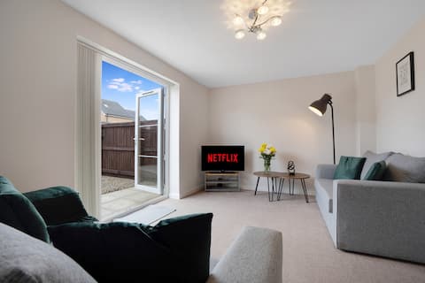 Modern 6 Sleeper with Parking Close to Amenities