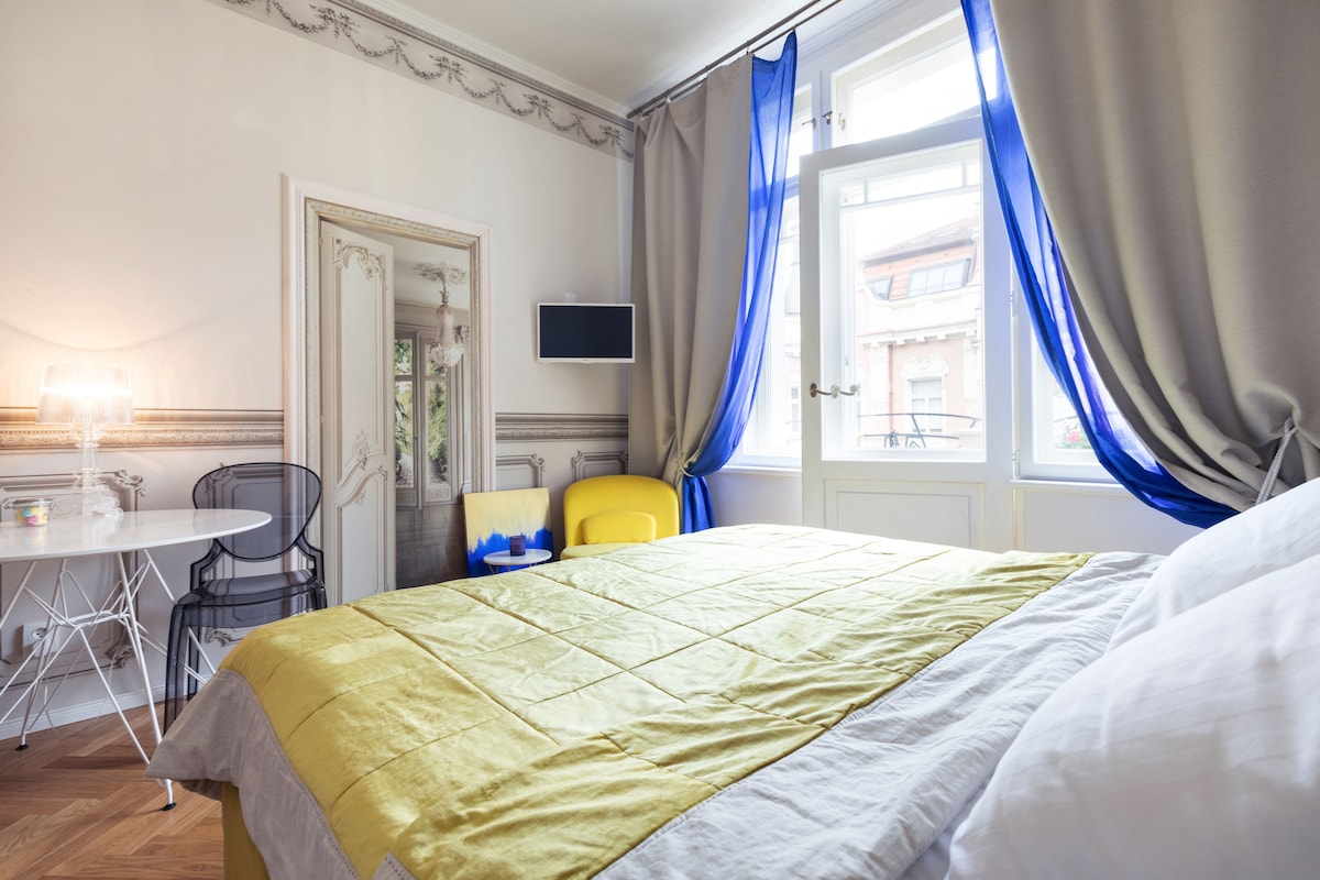 Doživite udobnost i stil u ovom udobnom studiju s pametnim televizorom s Netflixom i elegantnom blagovaonicom. Kroz prozore ulazi prirodno svjetlo, stvarajući toplu i privlačnu atmosferu savršenu za opuštanje.