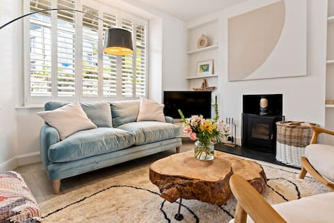 Waterside house w/ sea views & log burner