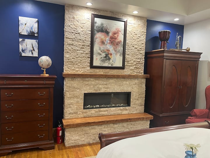 المدفأة الكهربائية محاطة بخزانة وخزانة ملابس. يتم وضع طفاية حريق إضافية على الأرض بجوار المدفأة. يتم تركيب طفاية حريق أخرى على الحائط في منطقة المكتب في الخزانة.