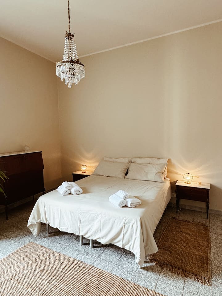 Მე-2 საძინებელი ყველაზე დიდია. Აღჭურვილია კონდიციონერითა და დიდი ფანჯრით, რომელიც ურსინოს ციხესიმაგრის მოედანს გადაჰყურებს. Შეგიძლიათ დაამატოთ პატარა საწოლი ან ჩვილის საწოლი თქვენი შვილებისთვის.