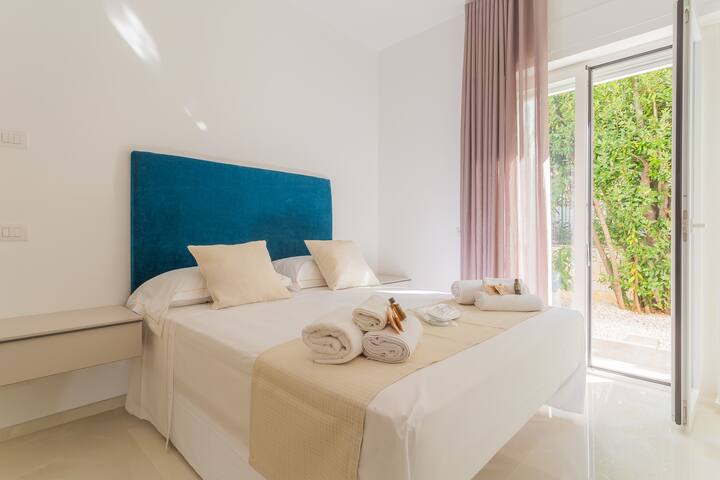 Palazzo Lux Stays Sleeps 9 – pool, beach, centre gallery image 4