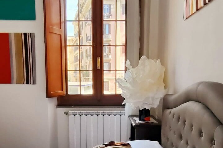 Ამ ფართო საძინებელში არის დიდი ზომის საწოლი, ტელევიზორი და კონდიციონერი. Ის გთავაზობთ ქალაქის ხედებს და მოიცავს დიდ გარდერობს. Თქვენ გელით ახალი, სურნელოვანი, იდეალურად დაპრესილი თეთრეული