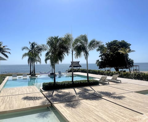 La Paz Island in Cartagena - Beach and pool