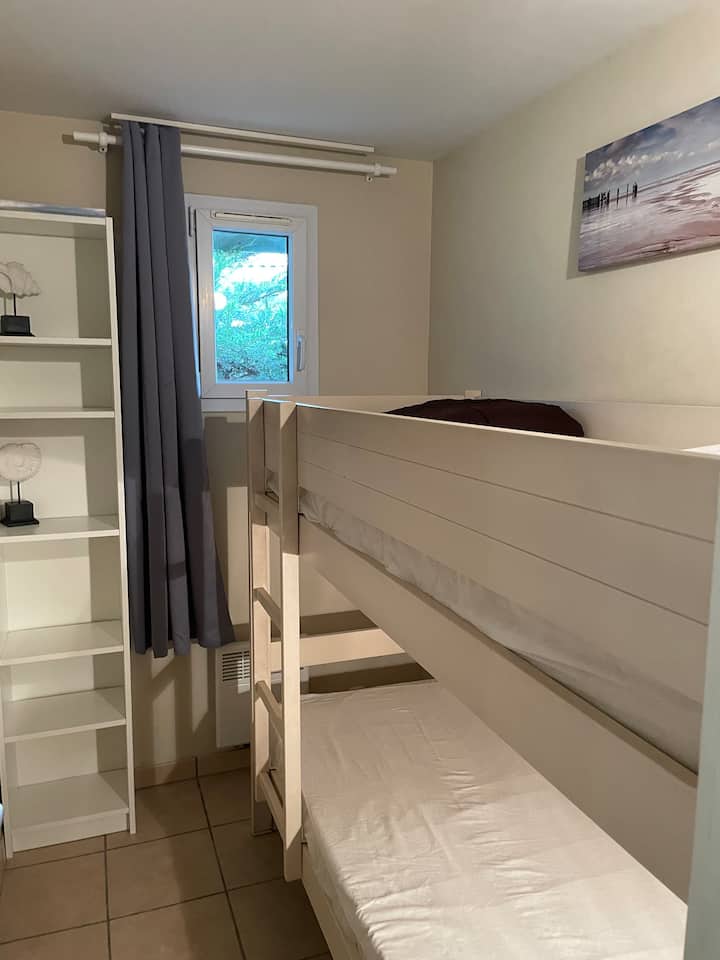 מגבות ומצעים לא מסופקים. 