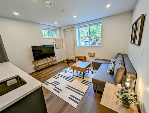 Popular Airbnb listing: Easy Access Suite | Steps to PNE & Transit in Hastings Sunrise