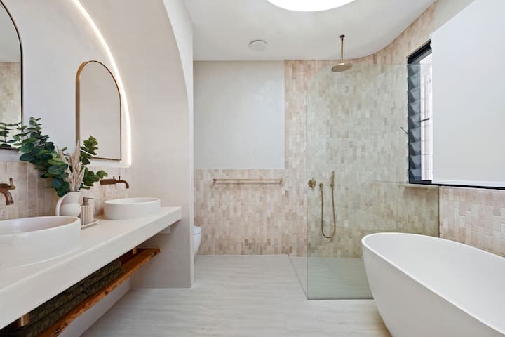 'BRAND NEW' Beachside Villa
