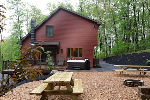 Secluded, Spacious Cabin~ hot tub and picnic area