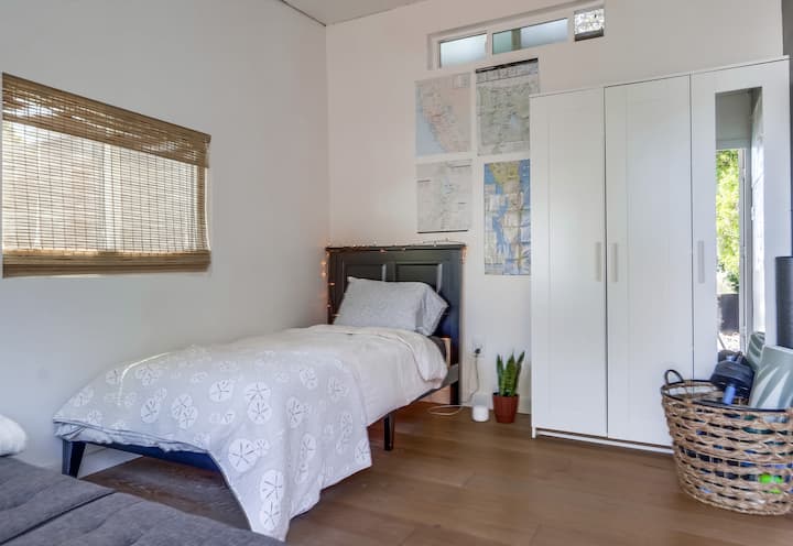 Ovaj apartman za goste u drugom dvorištu ima krevet za jednu osobu, ormar, futon (može se složiti za spavanje) i opremu za vježbanje.  Kupaonica s WC-om nalazi se u susjedstvu.  Savršeno za 1 odraslu osobu i jednu maloljetnu osobu ili 2 odrasle osobe.