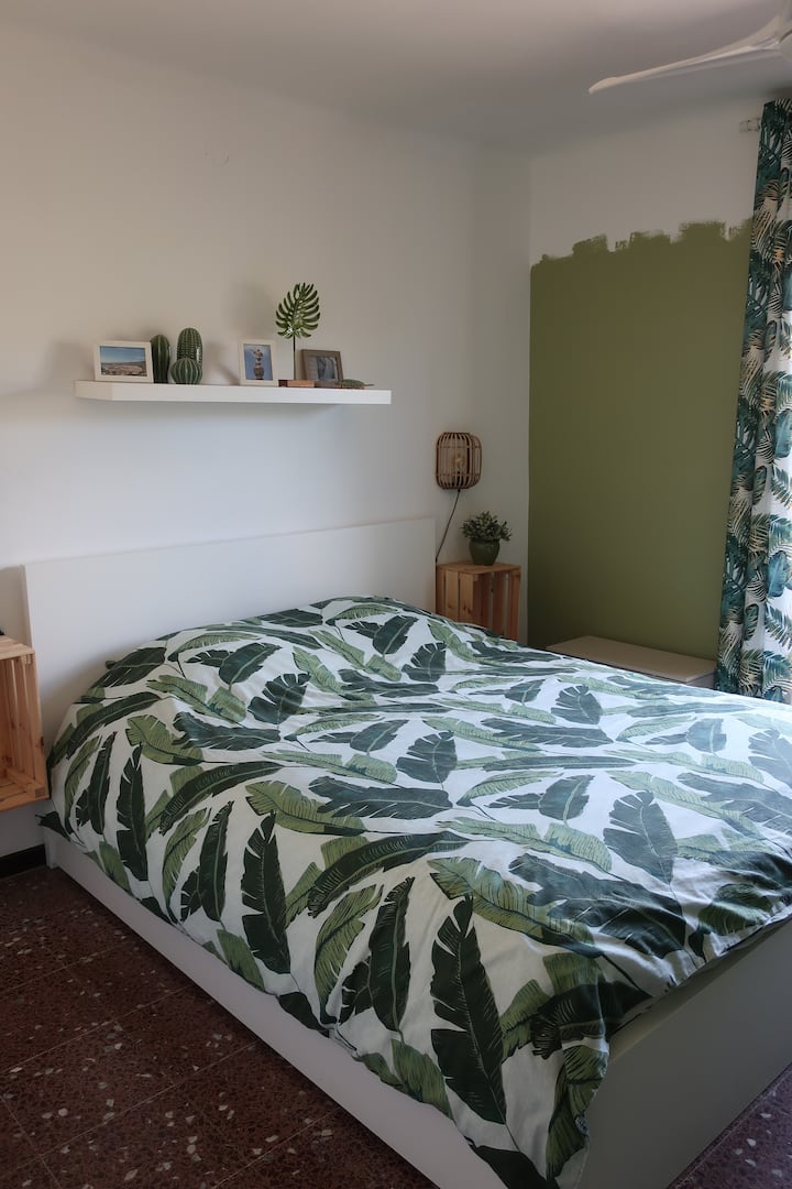 Опис на 2 лица со вграден плакар