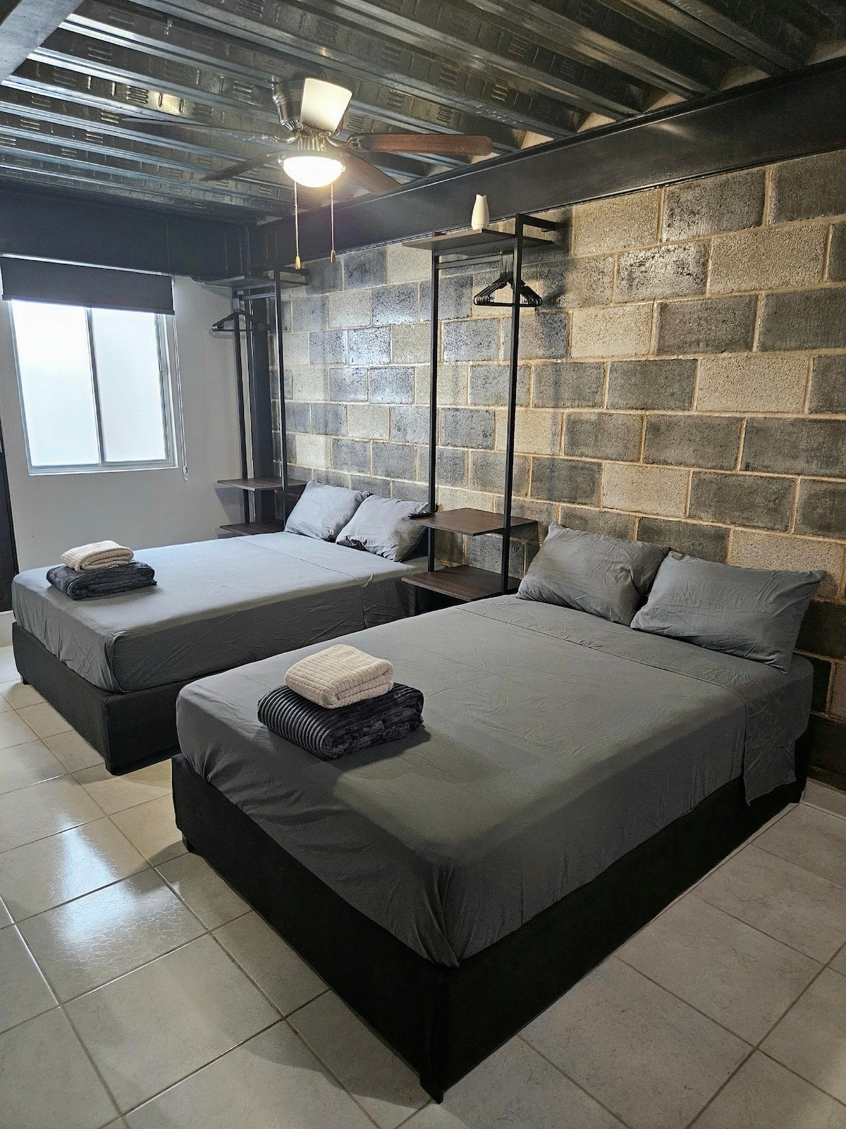 מיטה זוגית עם מזרן נוח, מקום לשמור על בגדים מקופלים ותלויים