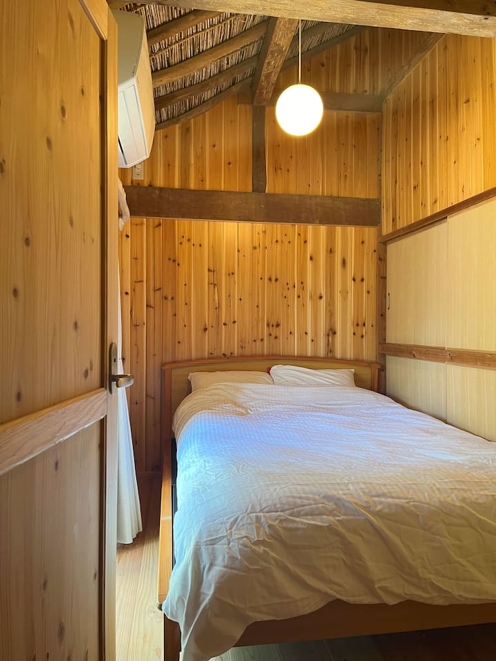 חדר שינה (3 מחצלות טטאמי).יש גם מיזוג אוויר כפול למחצה.