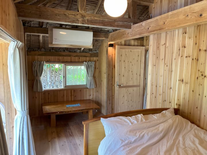 חדר שינה (4 מזרני טטאמי).יש מיזוג אוויר.