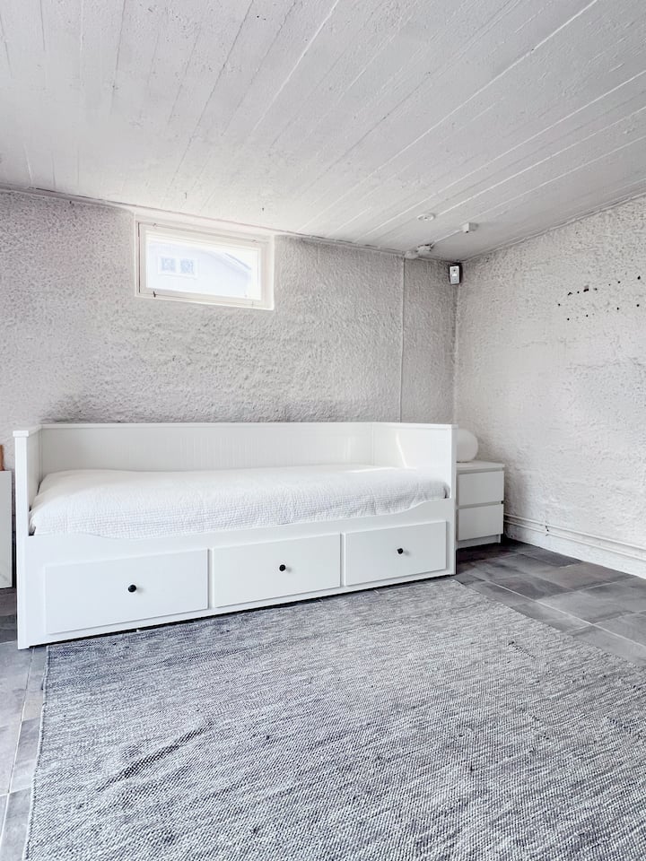 Chumba cha nne cha kulala kwenye chumba cha chini. Kitanda cha watu wawili. 

Katika miezi ya majira ya baridi (Novemba, Desemba, Januari, Februari/Machi) chumba hiki kinaweza kuwa baridi kidogo kuliko vyumba vingine vya kulala kwenye ghorofa ya juu lakini meko hupasha joto chumba na pia tunatoa mablanketi ya ziada kwa ajili ya joto.