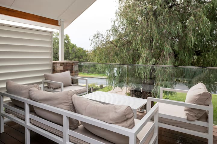 The Bay Retreat gallery image 4