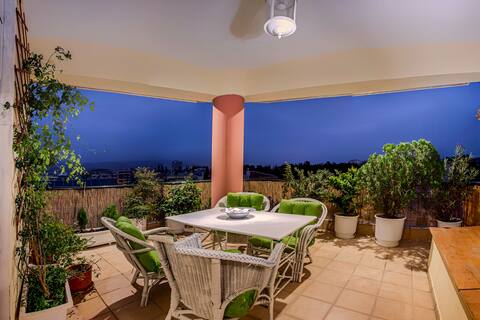 Celestial Garden- 2 bd penthouse mtn & city view