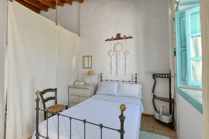 Დიდი პირველი  სართულის მისაღები ოთახის შიგნით საძილე სივრცე