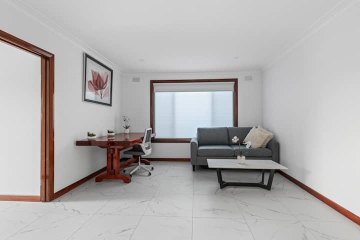 Vitajte v našom všestrannom kancelárskom/obývacom priestore, či už ste tu na prácu alebo na oddych, pohodlie a funkčnosť nájdete v rovnakej miere. Priestranný pracovný stôl čaká na tých, ktorí majú úlohy na riešenie. Alebo si oddýchnite na našej plyšovej rozkladacej pohovke.