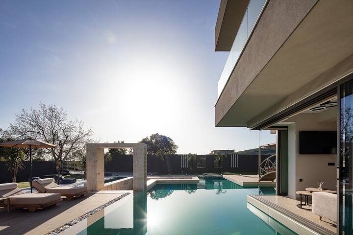 Nature Retreat amidst Mountains & Lake gallery image 2