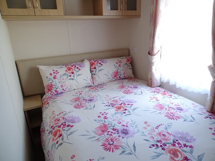 Mala spavaća soba s bračnim krevetom. NAPOMENA: jedna strana kreveta naslonjena je na zid s prozorom, a s druge strane ima vrlo uski prolaz do kreveta – prikladno samo za jednu osobu