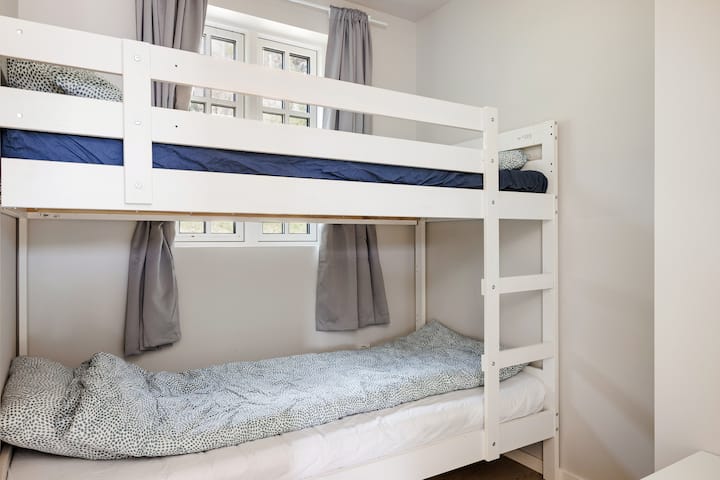 照片中的床尺寸为90x200 （厘米）。