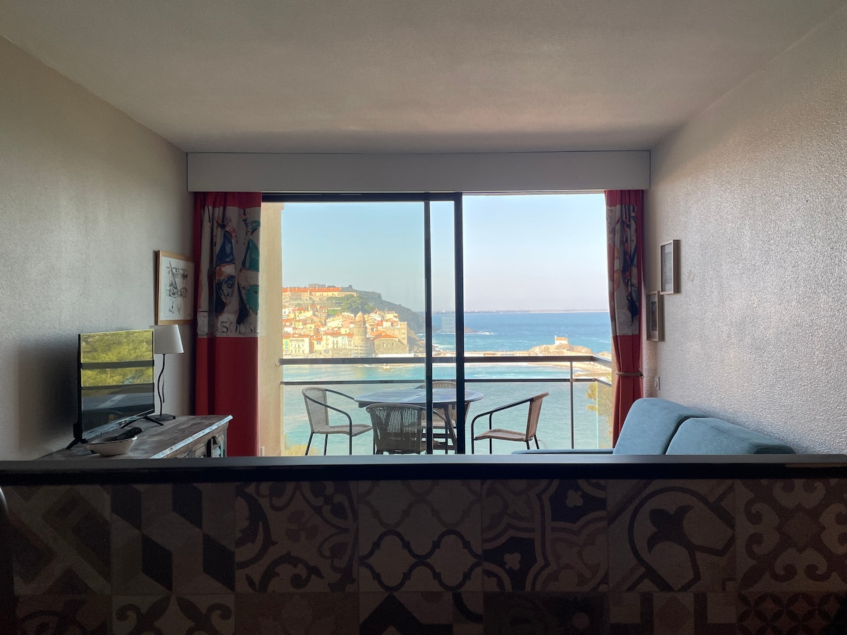 Top Airbnb: Panoramic view of Collioure Bay in Collioure