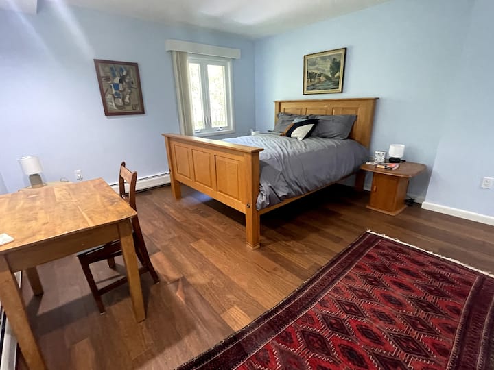 El segundo dormitorio es grande con una cama de roble y un armario grande.