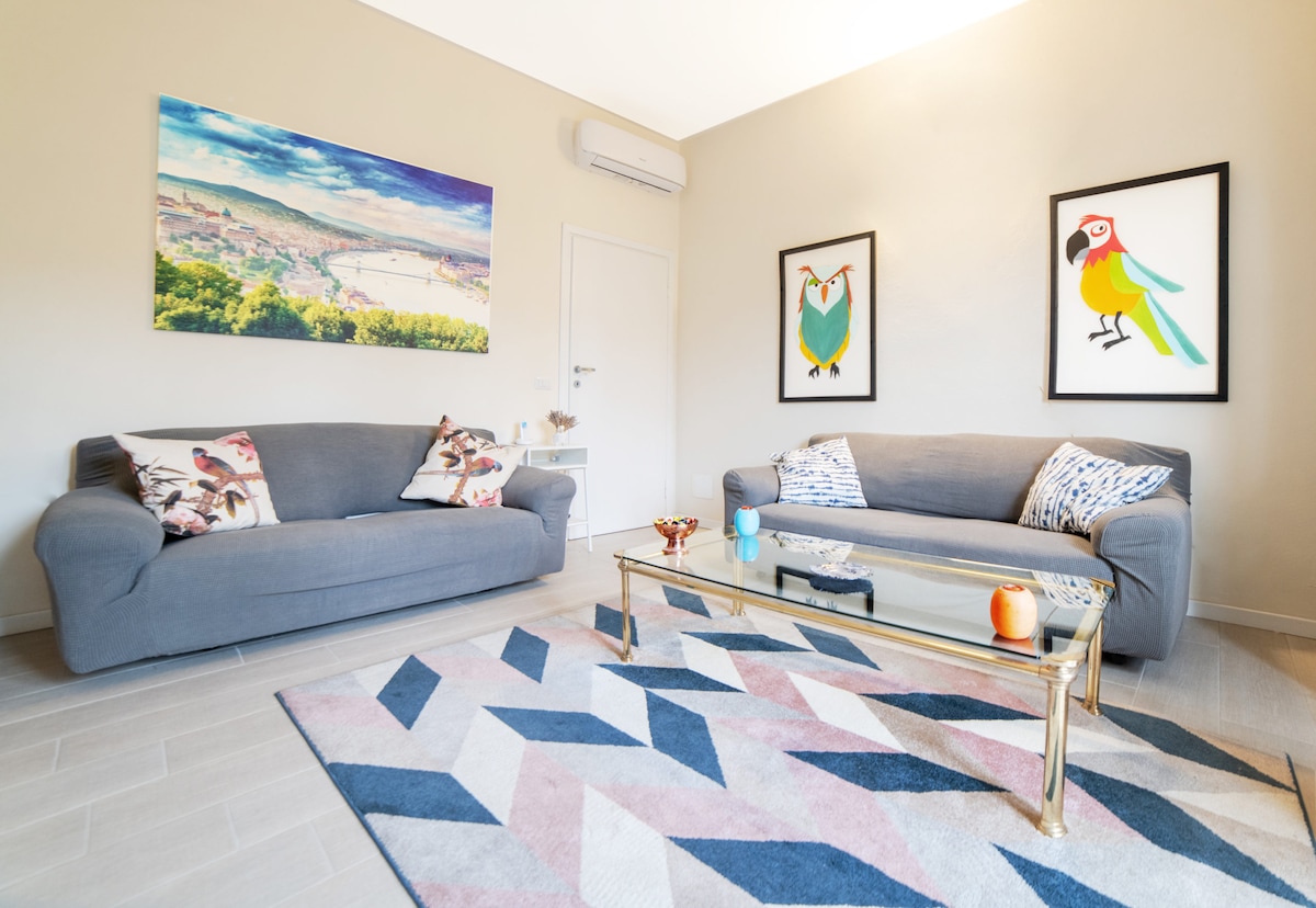 ห้องนั่งเล่นพร้อมโซฟาสบายๆ 2 ตัวสำหรับพักผ่อนหน้าทีวีหรือพูดคุยกันในบริษัทหลังจากเดินป่าและเยี่ยมชมมาทั้งวัน