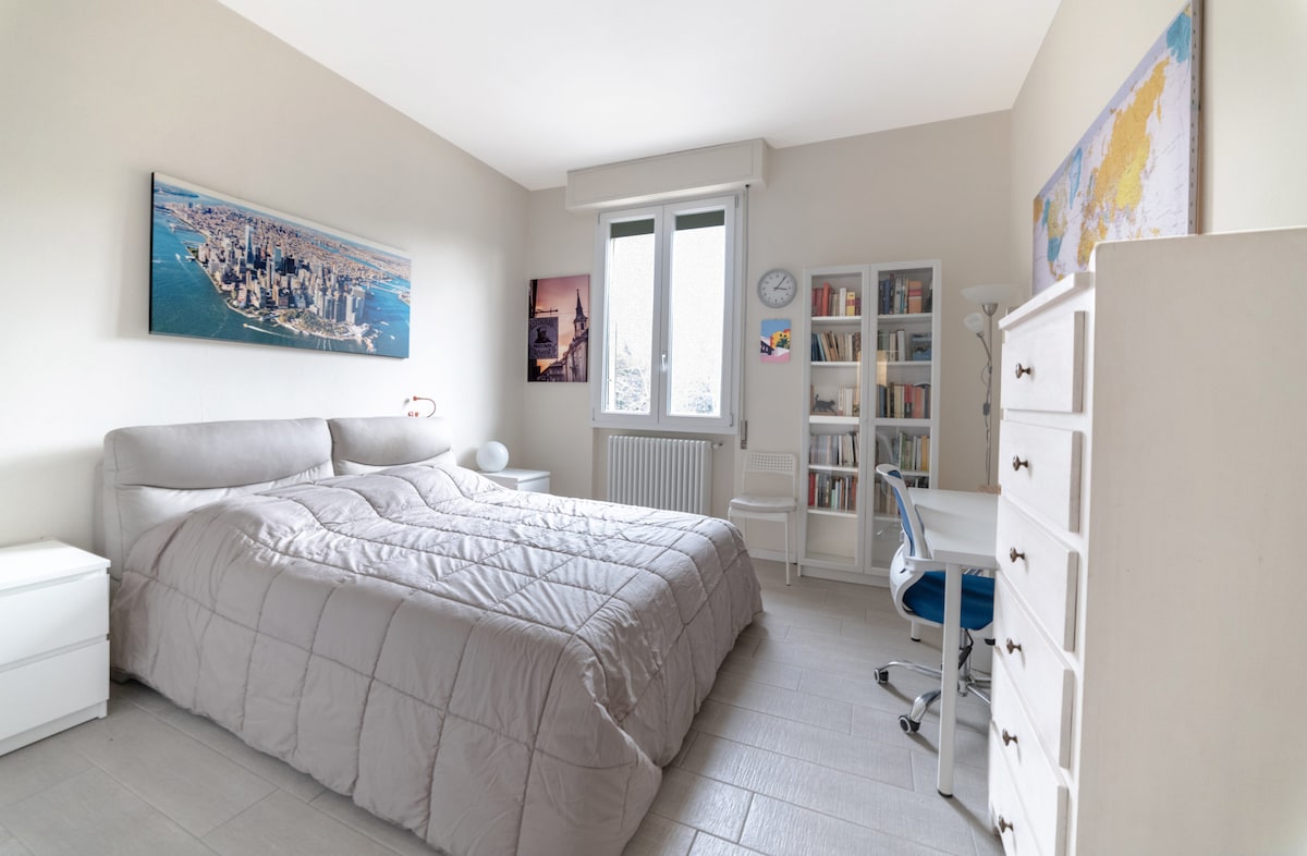 ห้องนอนพร้อมเตียงคู่ตู้เสื้อผ้าตู้เสื้อผ้าโต๊ะทำงาน