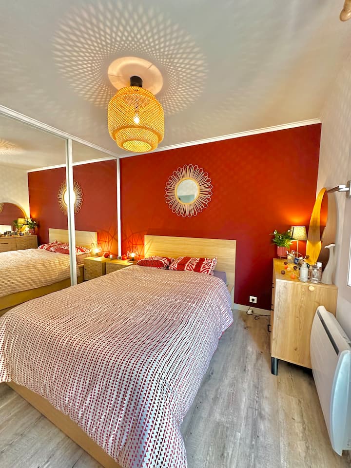 Kitanda kipya chenye godoro. 
Hifadhi yenye kuning 'inia na rafu kwenye kabati kubwa. 
Kuangalia mtaa tulivu katikati ya Nice.
Mashuka na taulo zinapatikana.