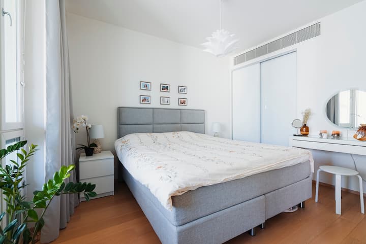 Glavna spavaća soba s velikim bračnim krevetom, pogodno za dvije osobe