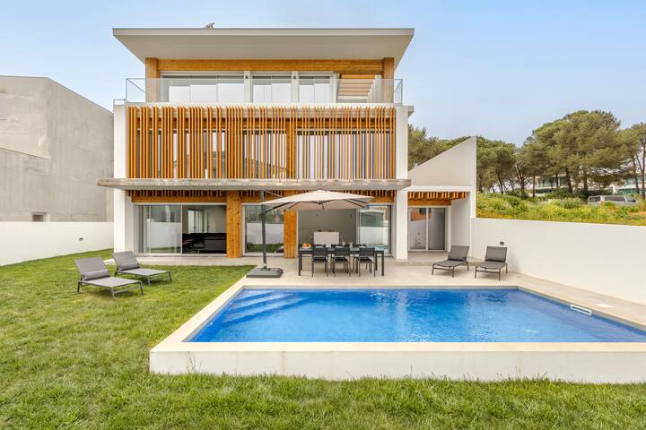 Lilac Cascais Villa with Swimming Pool