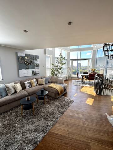 Heart Of London 3BR Penthouse: Skyline Of LND City gallery image 5