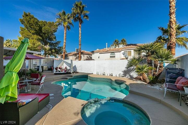 Lovely 6BR house with pool gallery image 2