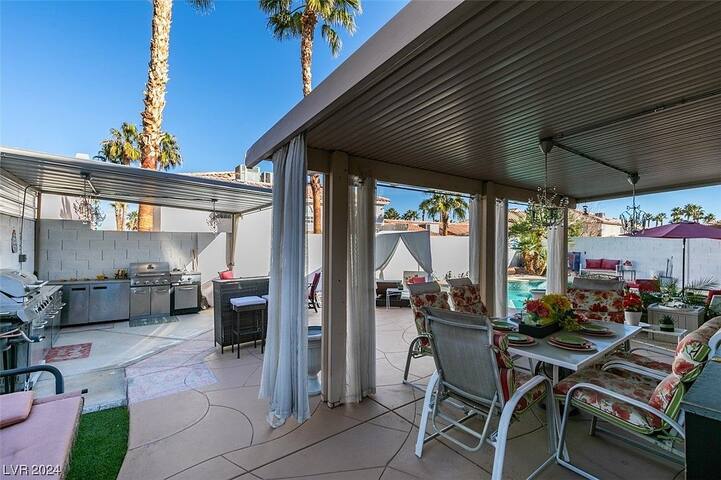 Lovely 6BR house with pool gallery image 4