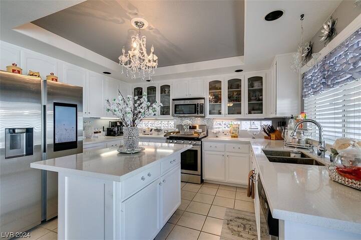 Lovely 6BR house with pool gallery image 3