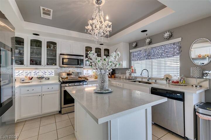 Lovely 6BR house with pool gallery image 5