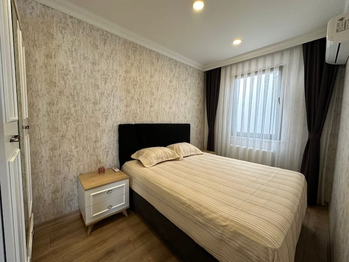 Chumba cha kulala chenye starehe na maridadi huko Sisli, Istanbul. Inatoa hifadhi inayofaa yenye vitanda viwili vya starehe, mapambo ya kisasa na kabati kubwa la nguo. Inatoa mazingira ya amani ya kulala na muundo wake angavu na wenye nafasi kubwa.