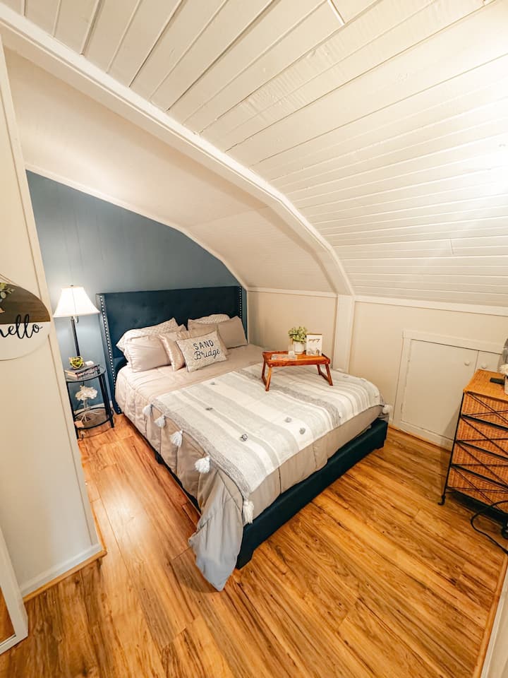 Cama tamaño queen en el dormitorio para 2 personas (la sala de estar tiene capacidad para 3 personas adicionales)
Pequeña cómoda de mimbre para guardar ropa 