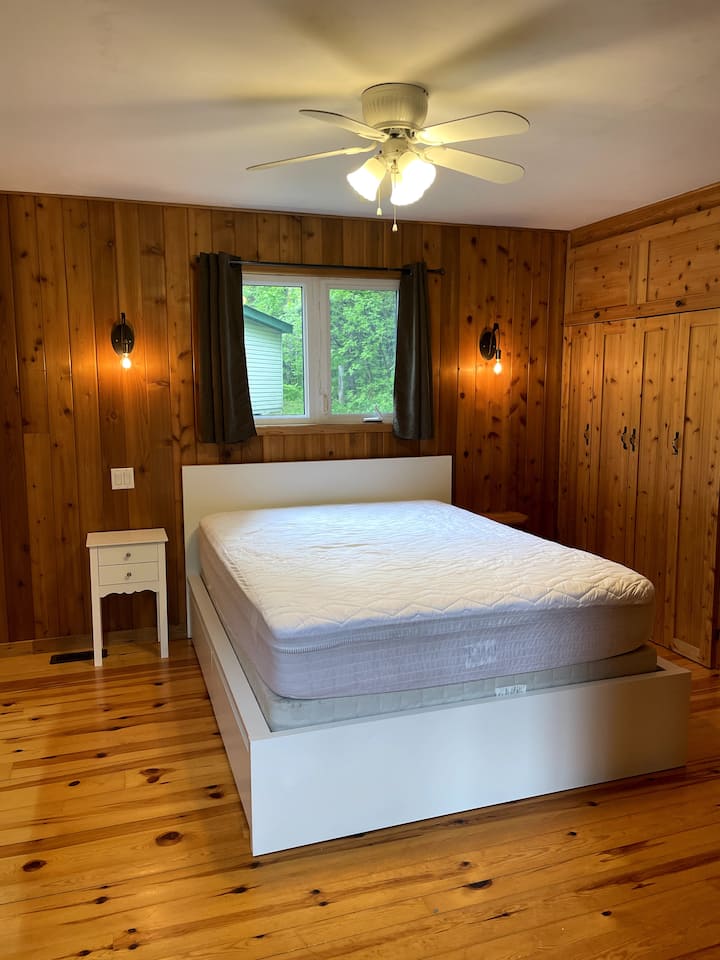 Მასტერ-საძინებელი მთავარ სართულზე, 152 × 203 სმ ზომის საწოლით. Ორმაგი წვდომა სააბაზანოზე საძინებლიდან და ძირითადი მისაღები სივრციდან. Უამრავი გარდერობის სივრცე.