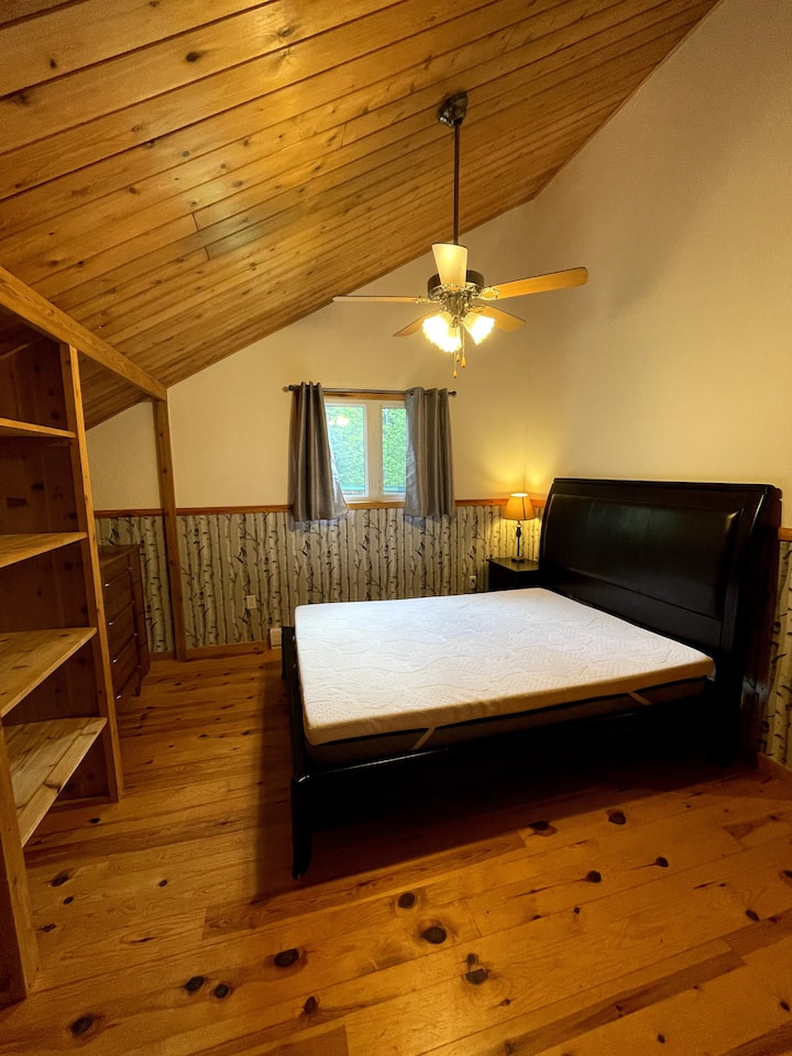 Ზემოთ საძინებელი ორადგილიანი საწოლითა და უამრავი სათავსოთი.