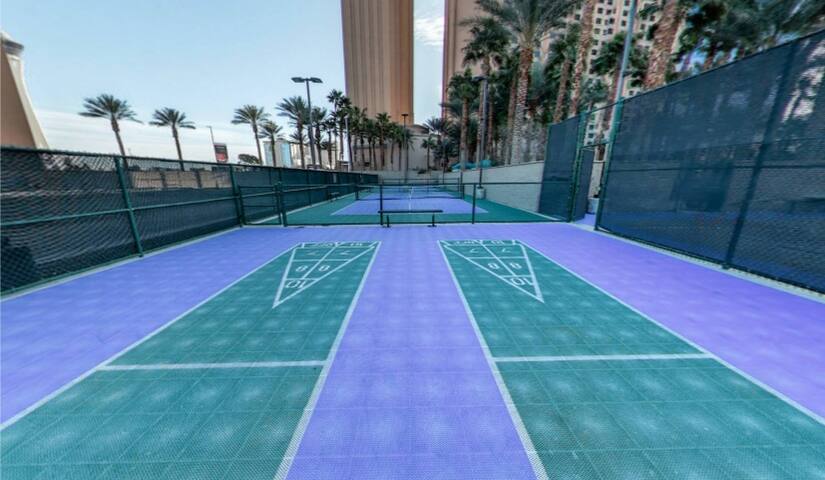 3 Bedroom Penthouse on the Strip gallery image 5