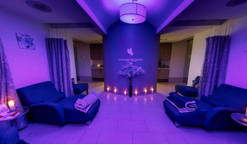 3 Bedroom Penthouse on the Strip gallery image 3