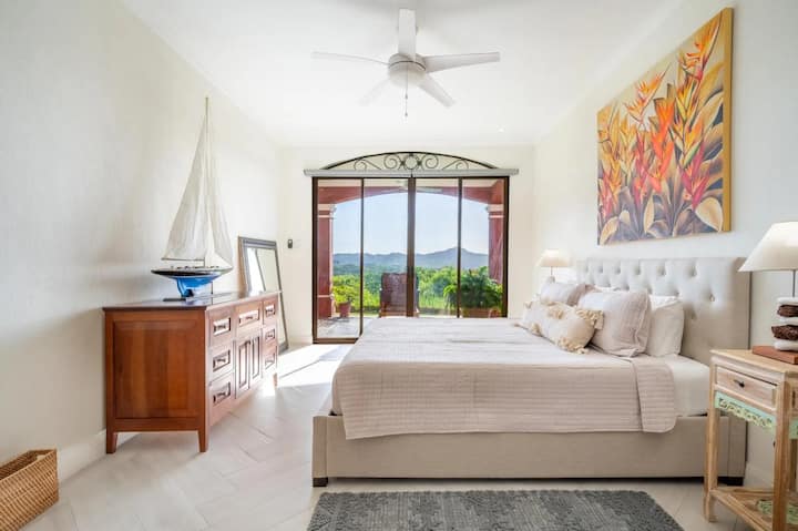 חדר שינה ראשי עם נוף עוצר נשימה לים