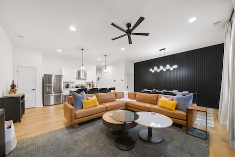 Top performing Airbnb: Walk to FIFA | 4BR + Parking | MercedesBenzStadium in Ashview Heights