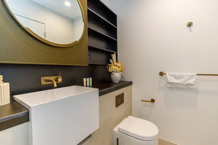 Full bathroom image 2