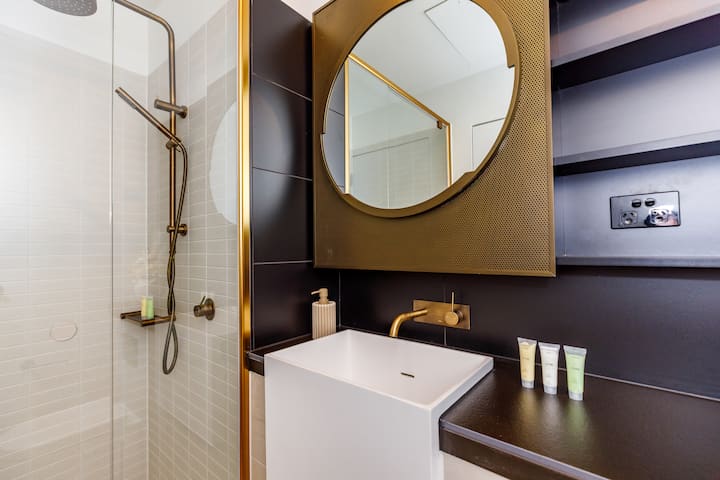 Full bathroom image 1