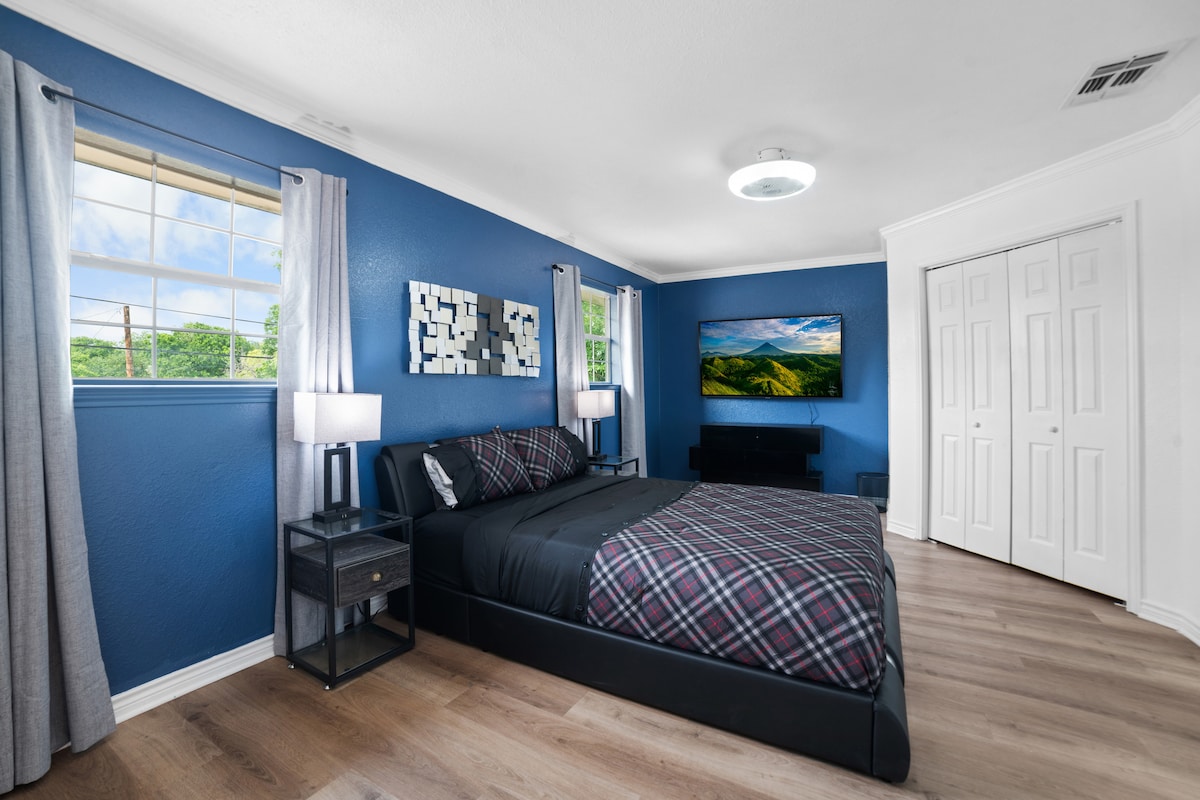 Dormitorio en el segundo piso con cama tamaño queen y TV Samsung 4K de 65 pulgadas